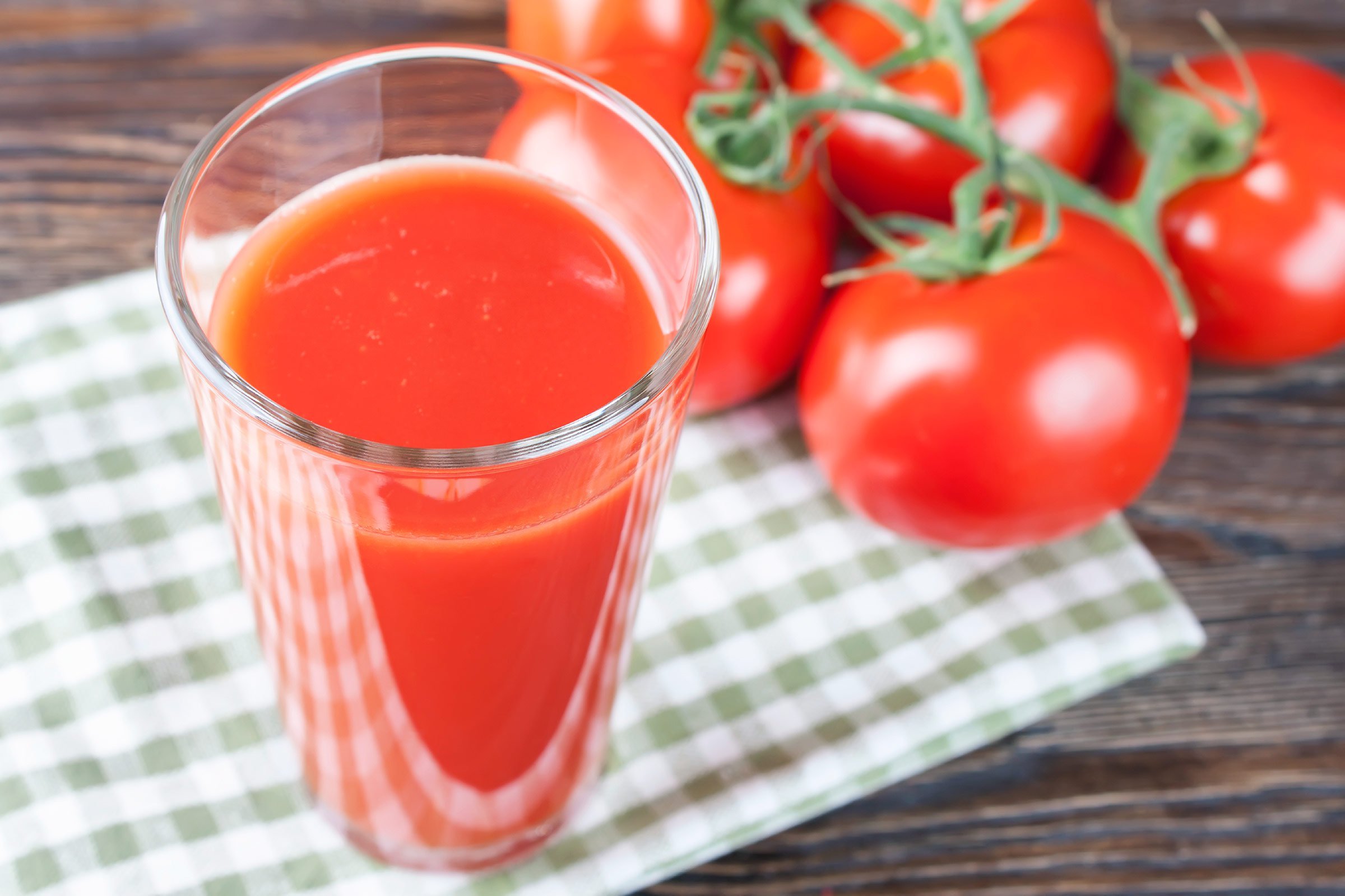 Почему пьют томатный сок. Томатный сок. Томатный сок домашний. Сок из помидор. Стакан томатного сока.