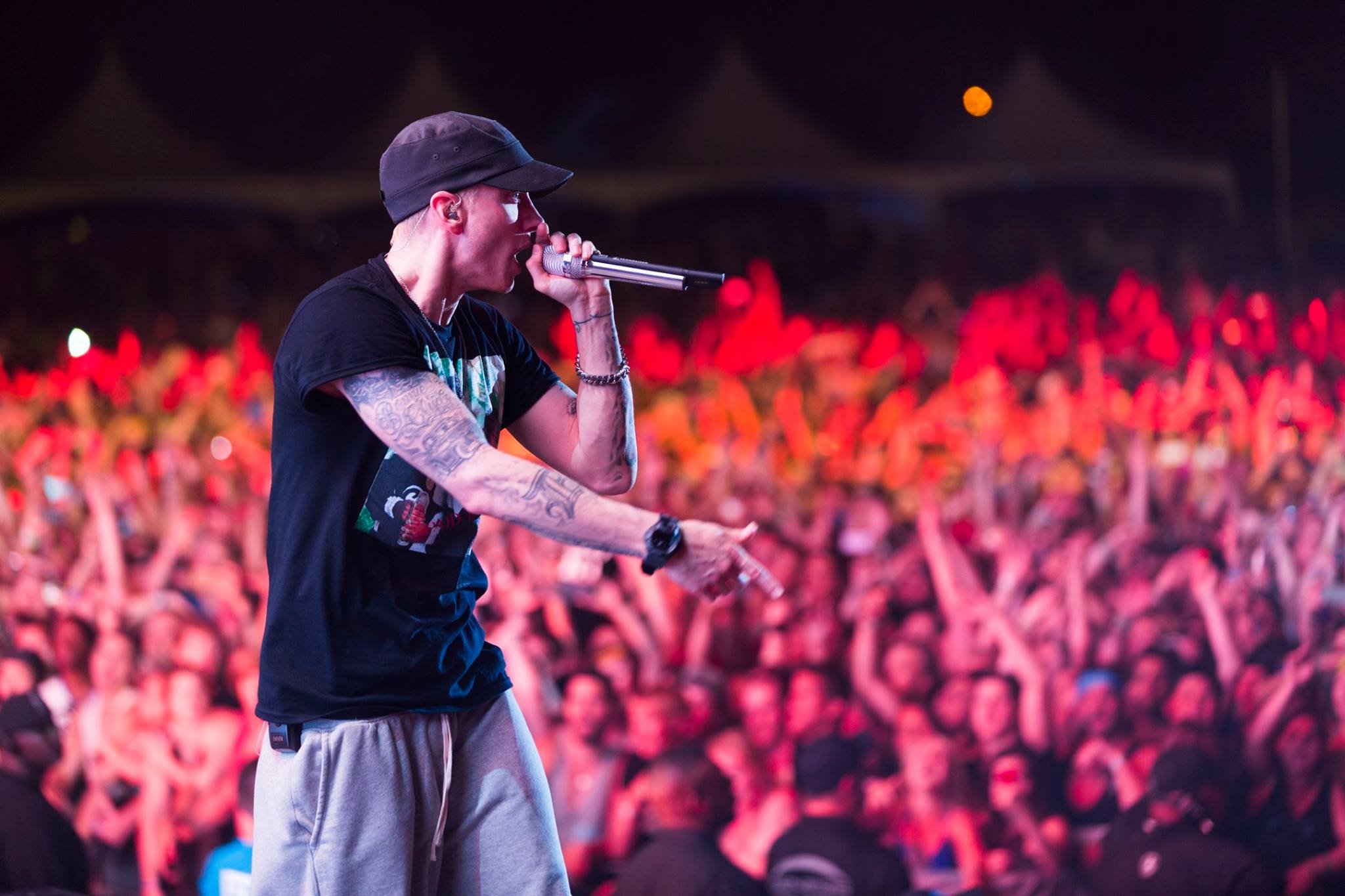 «Стрельба» на концерте Eminema вызвала панику в зале