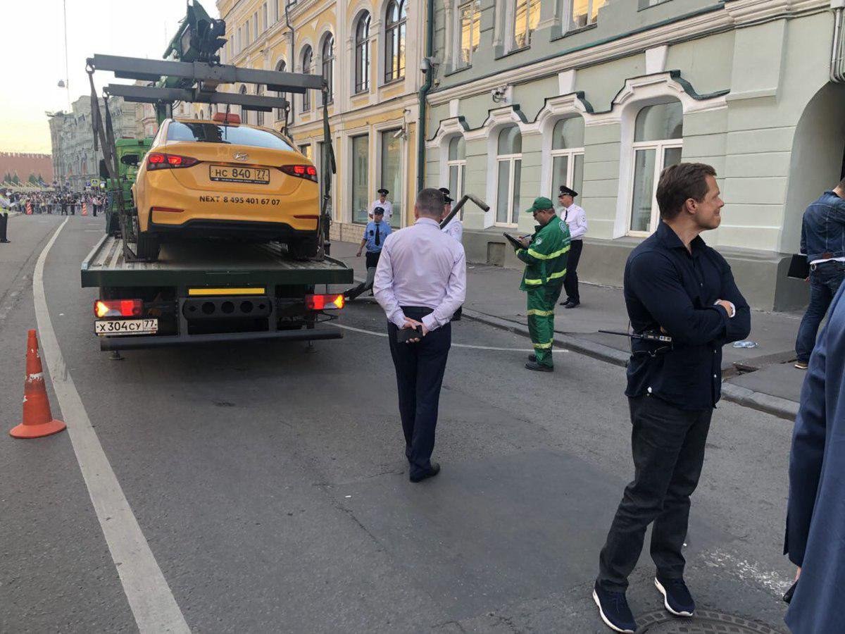 Такси эвакуируют в Москве.