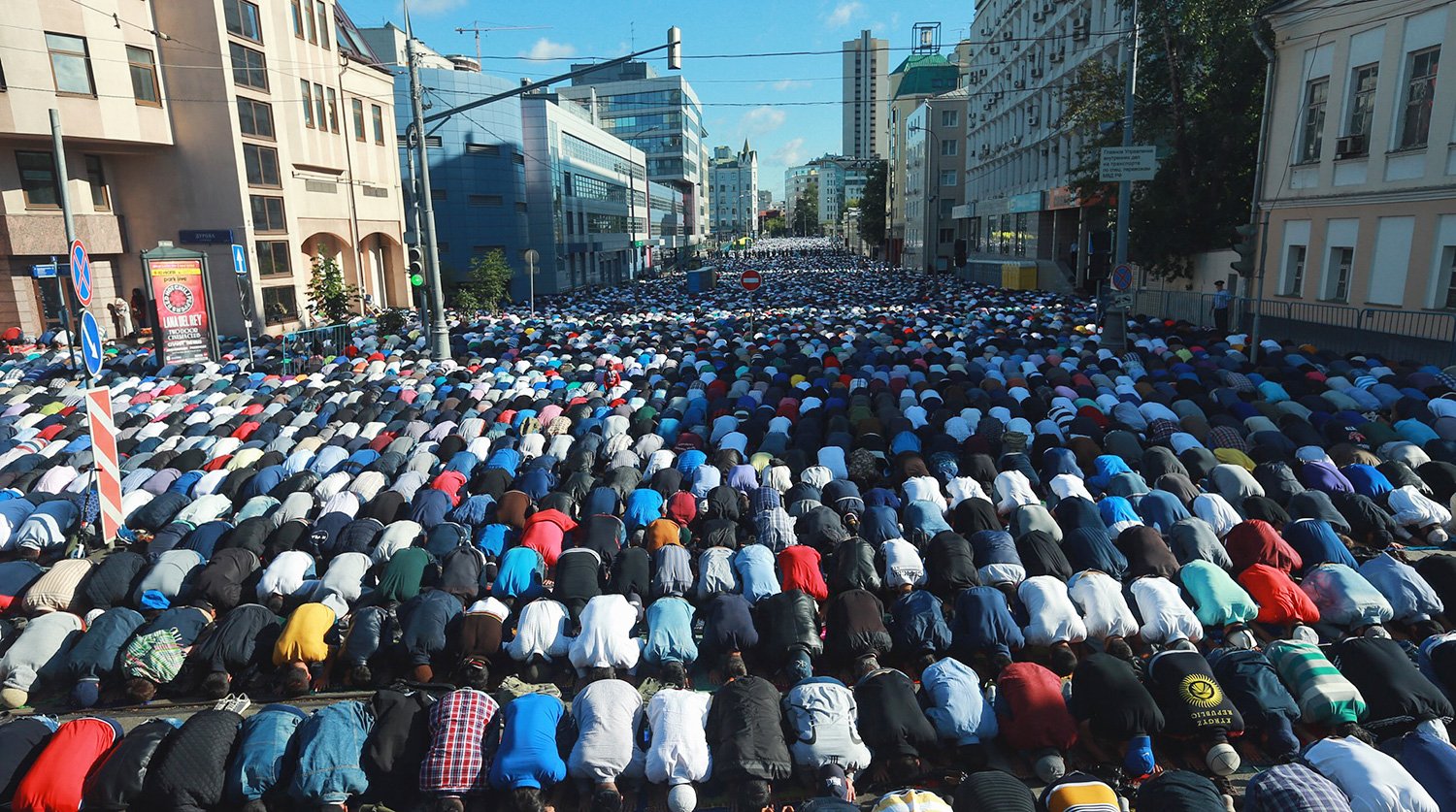 Ураза бэйрэме. Мусульман праздник Ураза байрам Москва. С праздником мусульман Ураза байрам.