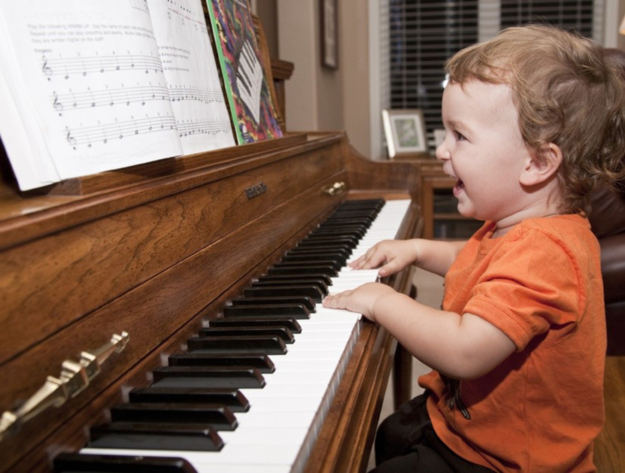 Does he play the piano. Фортепиано для детей. Пианино для детей. Музыкальные инструменты для детей. Пианино в детском саду.