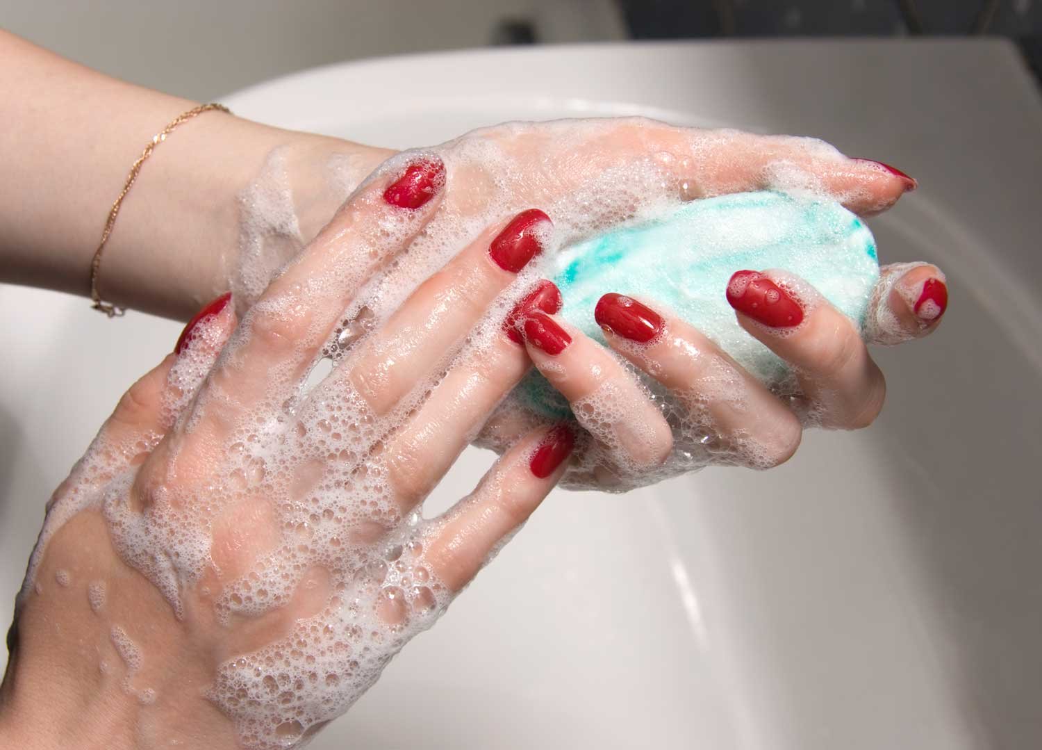 Руки после ванны. Мытье рук с мылом. Мыло для рук. Мыльные руки. Мыльные руки женские.