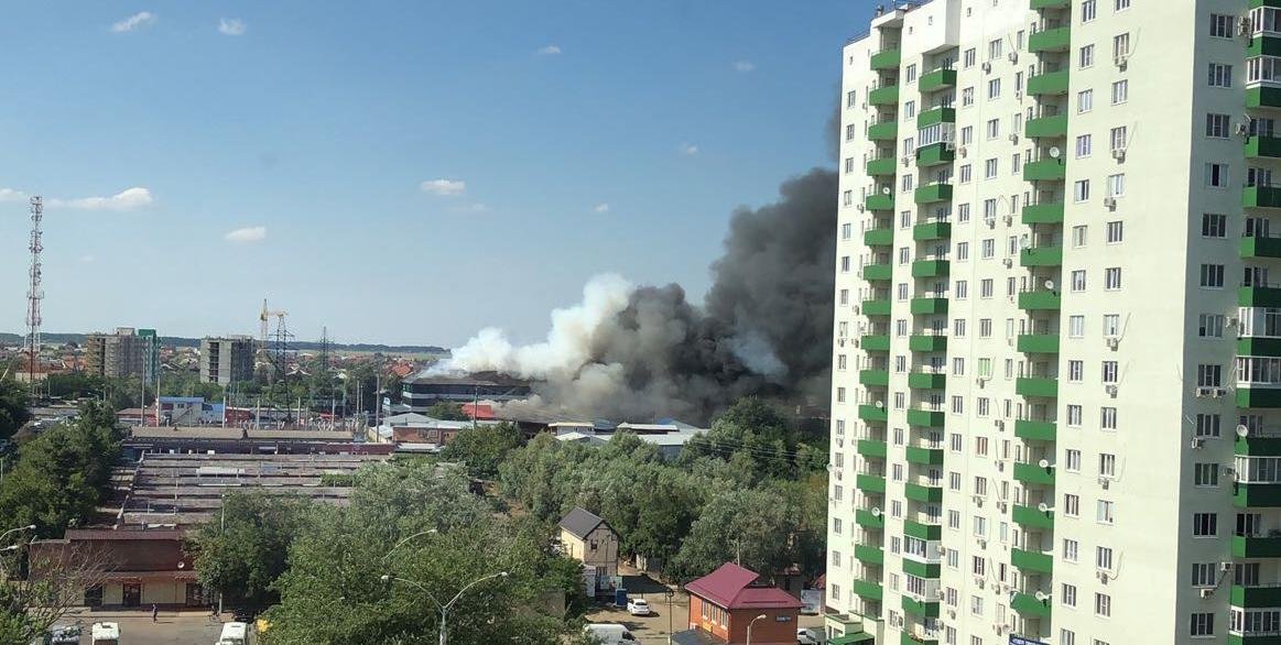 Что бабахнуло в ростове на дону сейчас. Пожар в Краснодаре сейчас. Пожар в Краснодаре сегодня. Пожар в Краснодаре на КМР 9 мая. Что горит в Краснодаре сейчас.