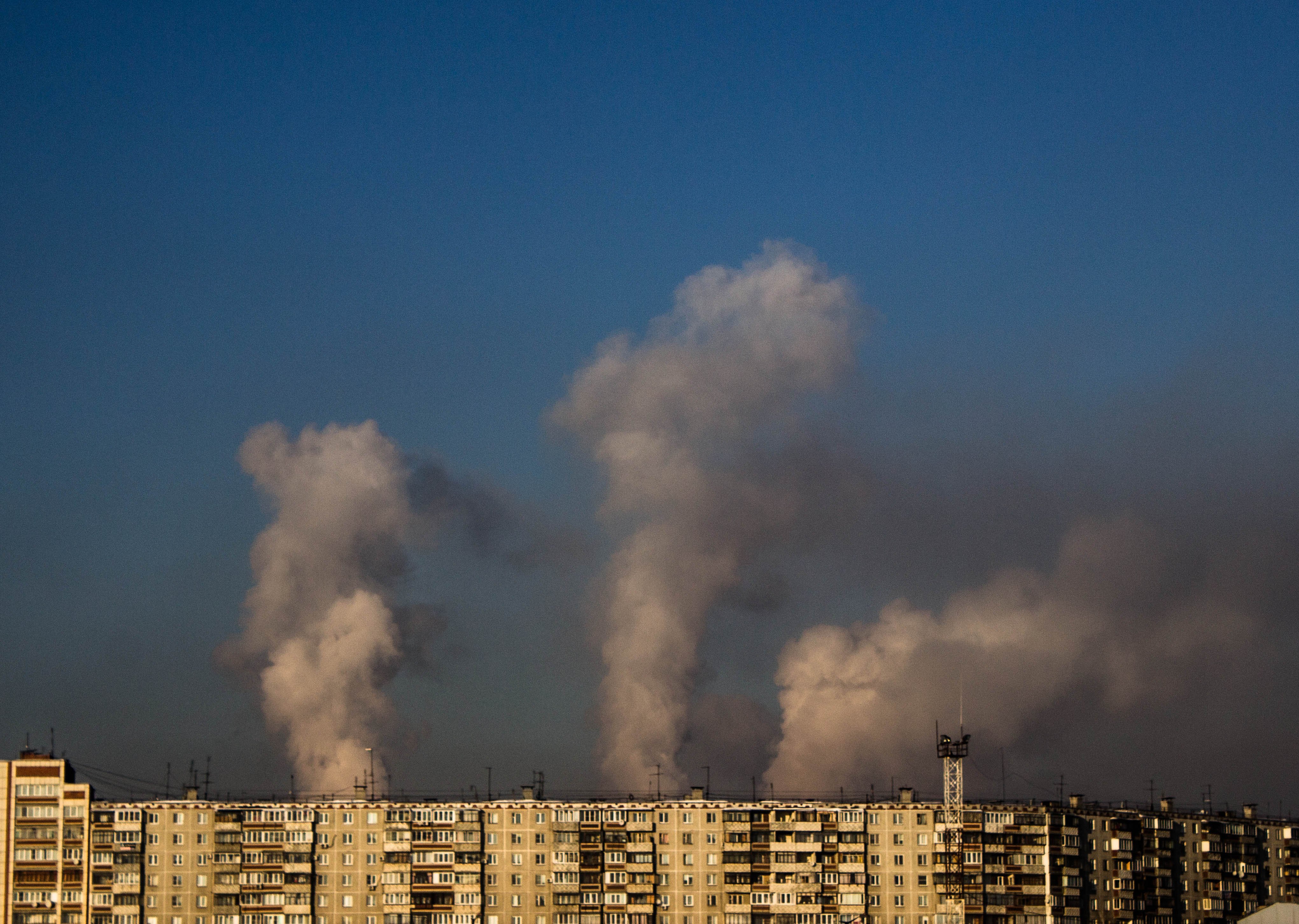 Воздух сегодня свежий. Загрязнённая атмосфера Челябинск. Грязный воздух. Загрязнение городского воздуха. Плохая экология в городе.
