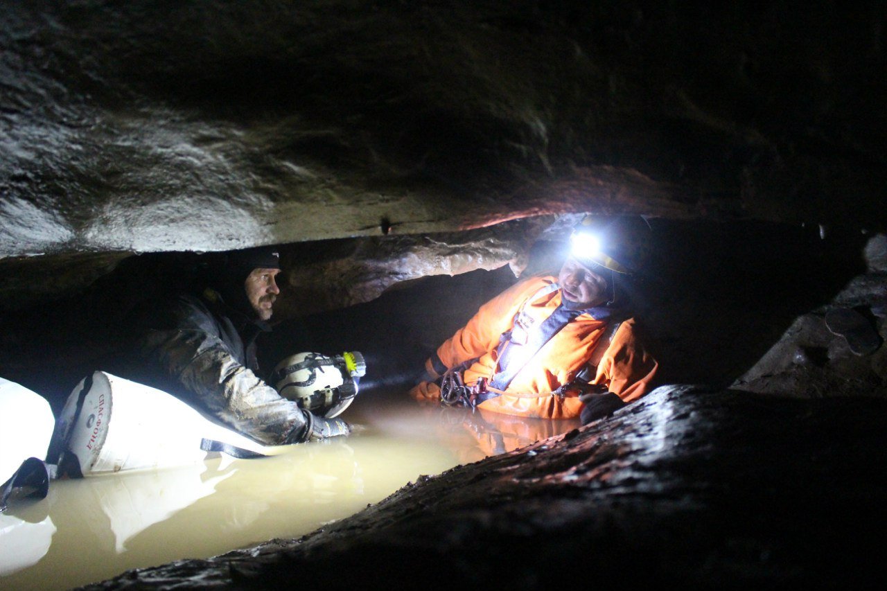 Какую вещь бекки нашли спасатели в пещере. Пещера Тхам Луанг. Кхао Луанг пещера. Пещера Тхамлуангнангнон спасение. Кхао Луанг пещера спасательная операция.