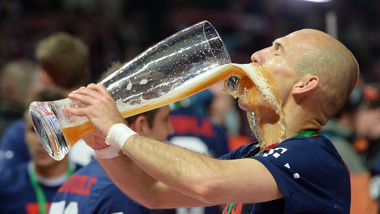 Бежим пить пиво. Арьен Роббен пиво. Пиво и футбол. Футболист с пивом.