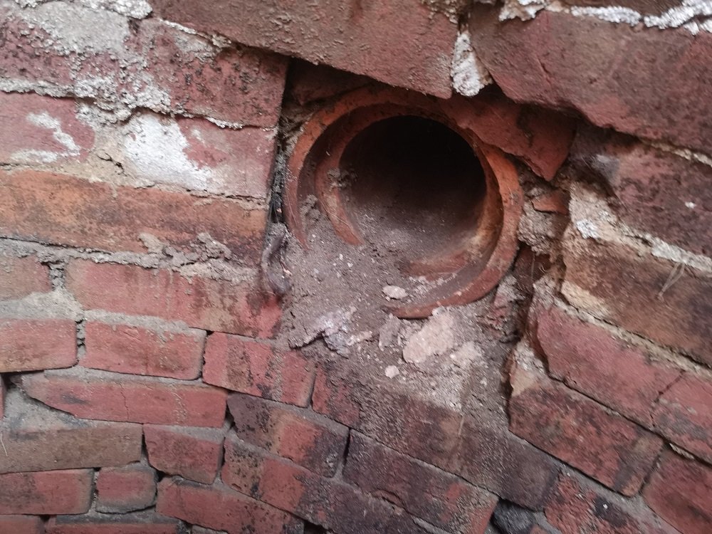 Нашла странную дыру в стене. Дыра в доме. Дырка в стене. Домики с дырками. Отверстие в земле.