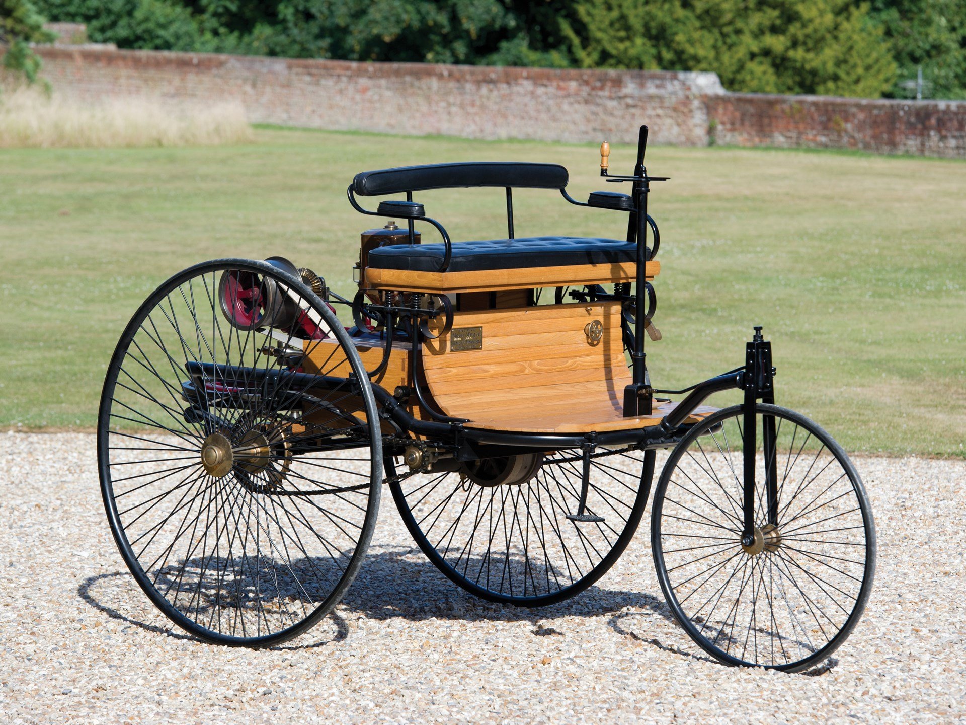 Какие 1 машины появились. Benz Patent-Motorwagen 1886 двигатель. Benz Patent-Motorwagen 1886 года.