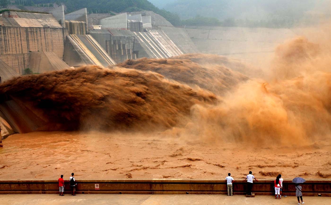 Дамбу прорвало. ГЭС Хуанхэ. Хуанхэ плотина. Прорыв дамбы Хуанхэ. Река Хуанхэ прорыв плотины.