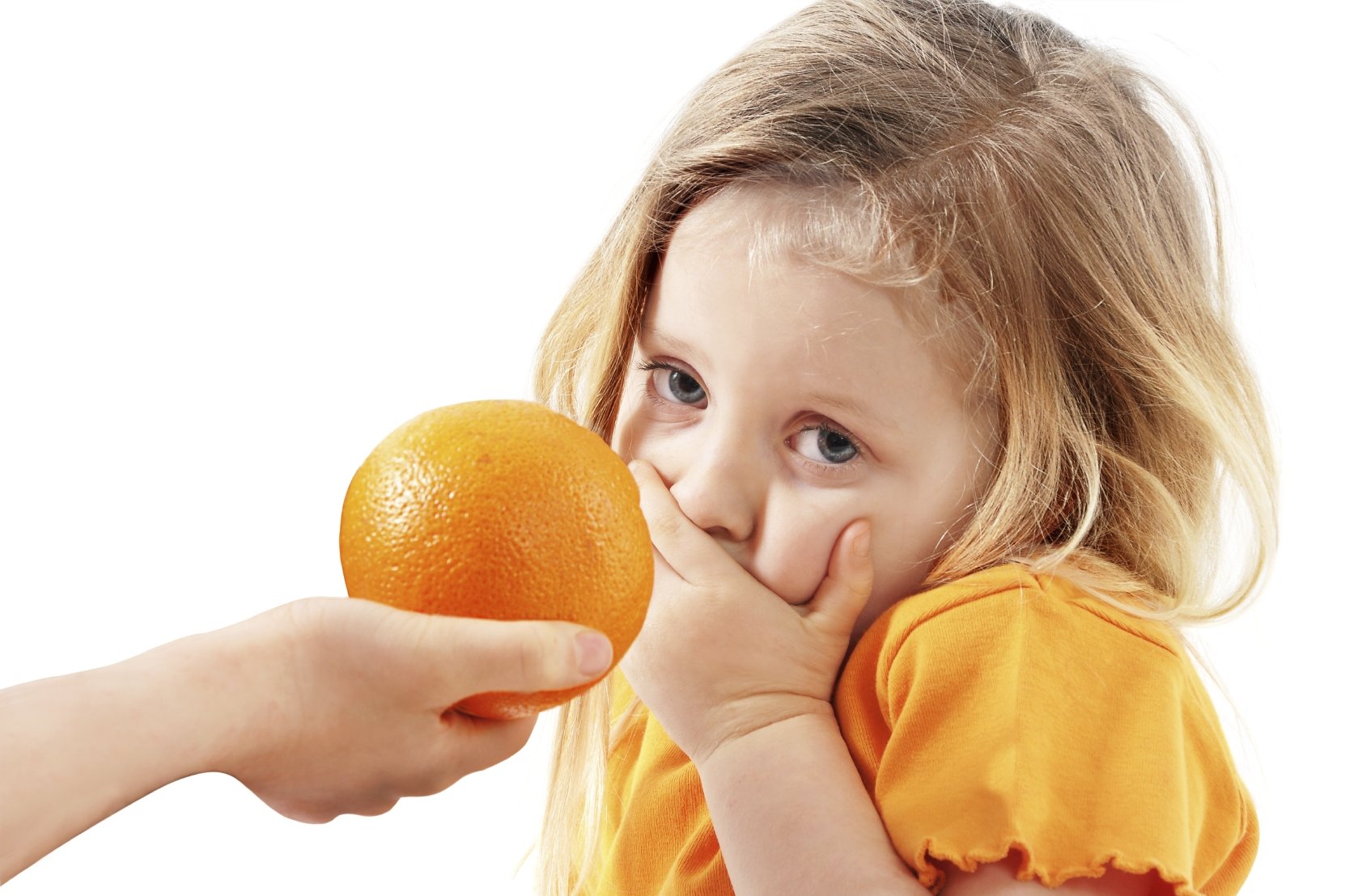 She likes oranges. Апельсин для детей. Девочка с мандаринами.