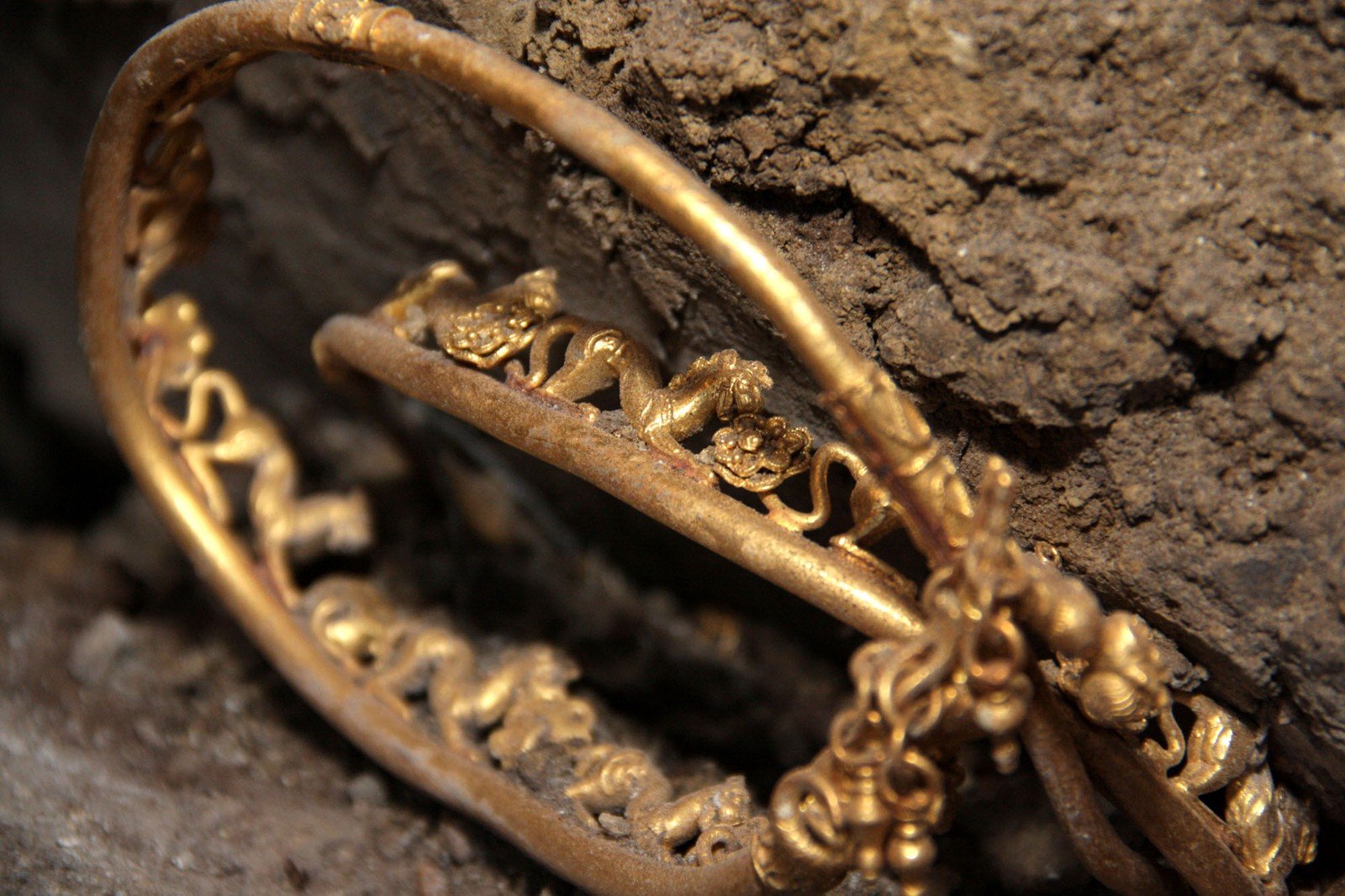 В каком году нашли первое золото. Украшения находки золотые находки золото скифов. Скифская лучковая фибула. Старинное золото. Древние золотые украшения.