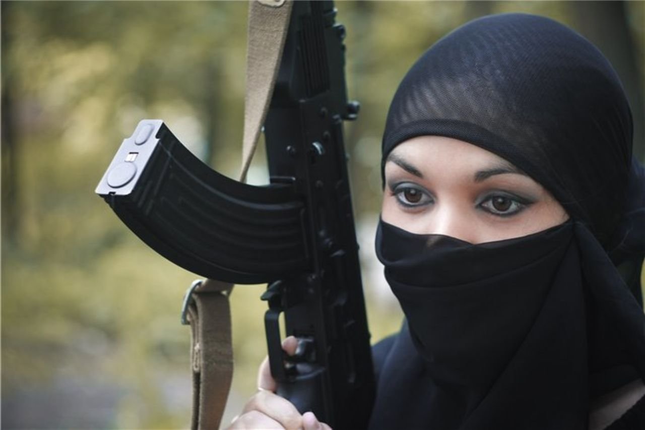 Игил девушки. Мусульманка с автоматом. Арабские женщины с автоматом. Арабские женщины с оружием.