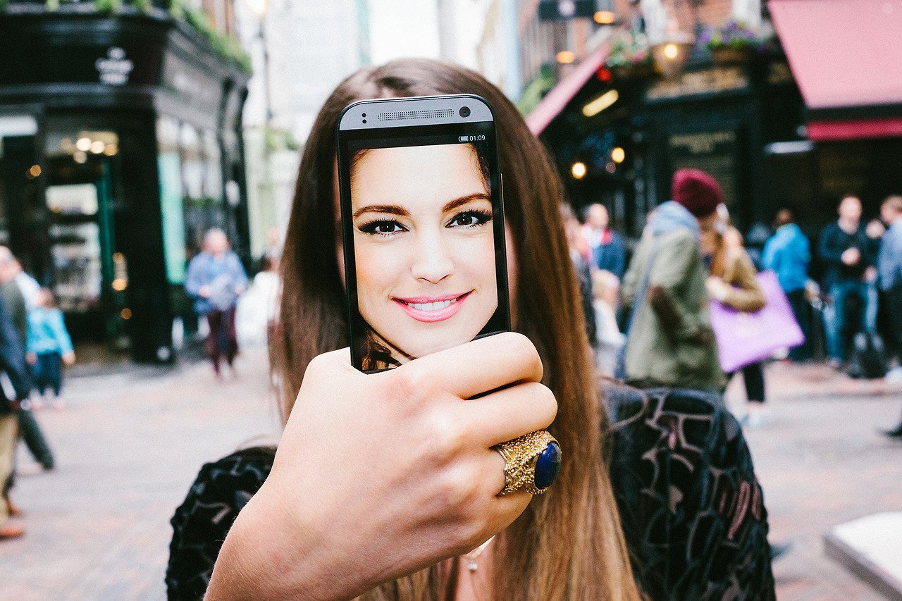Selfie 1. Селфи. Фото селфи. Девушка блоггер с телефоном. Селфи девушек.
