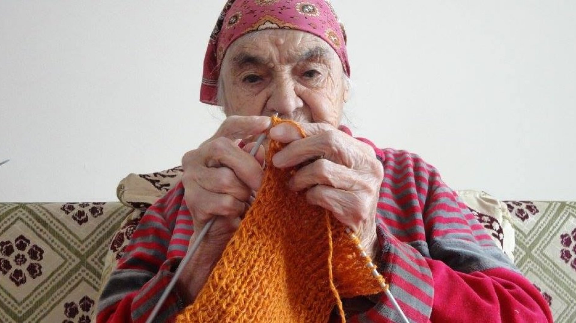 Бабушка связала шарф. Вязание для пенсионеров. Бабушка с пряжей. Бабушка вяжет. Бабка в свитере.