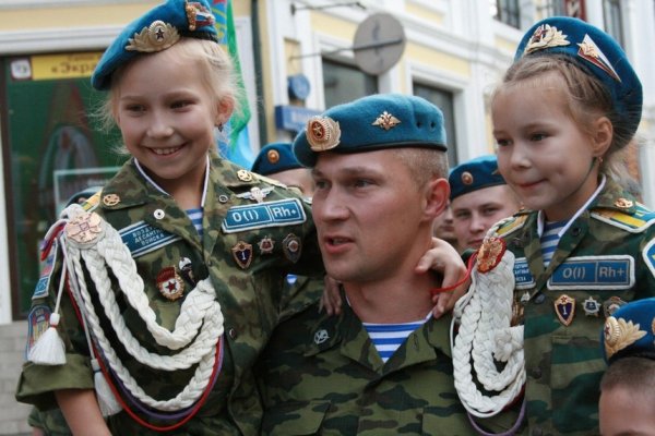 Вопреки распоряжению руководства завода люди оставили свои рабочие места после обеда