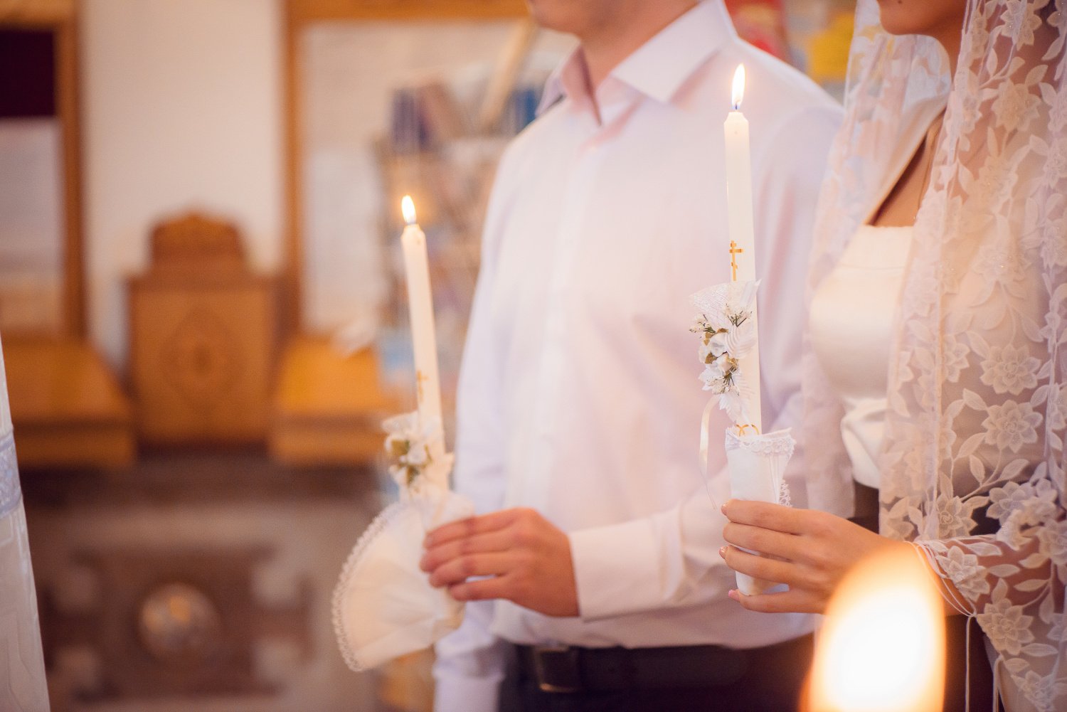 Можно обвенчаться без регистрации. Венчание в церкви. Венчальные свечи. Церемония венчания в церкви. Красивое венчание.