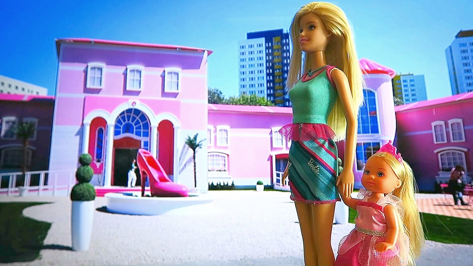 Барби играет в куклы. Школа для кукол Барби. Барби с дочкой.