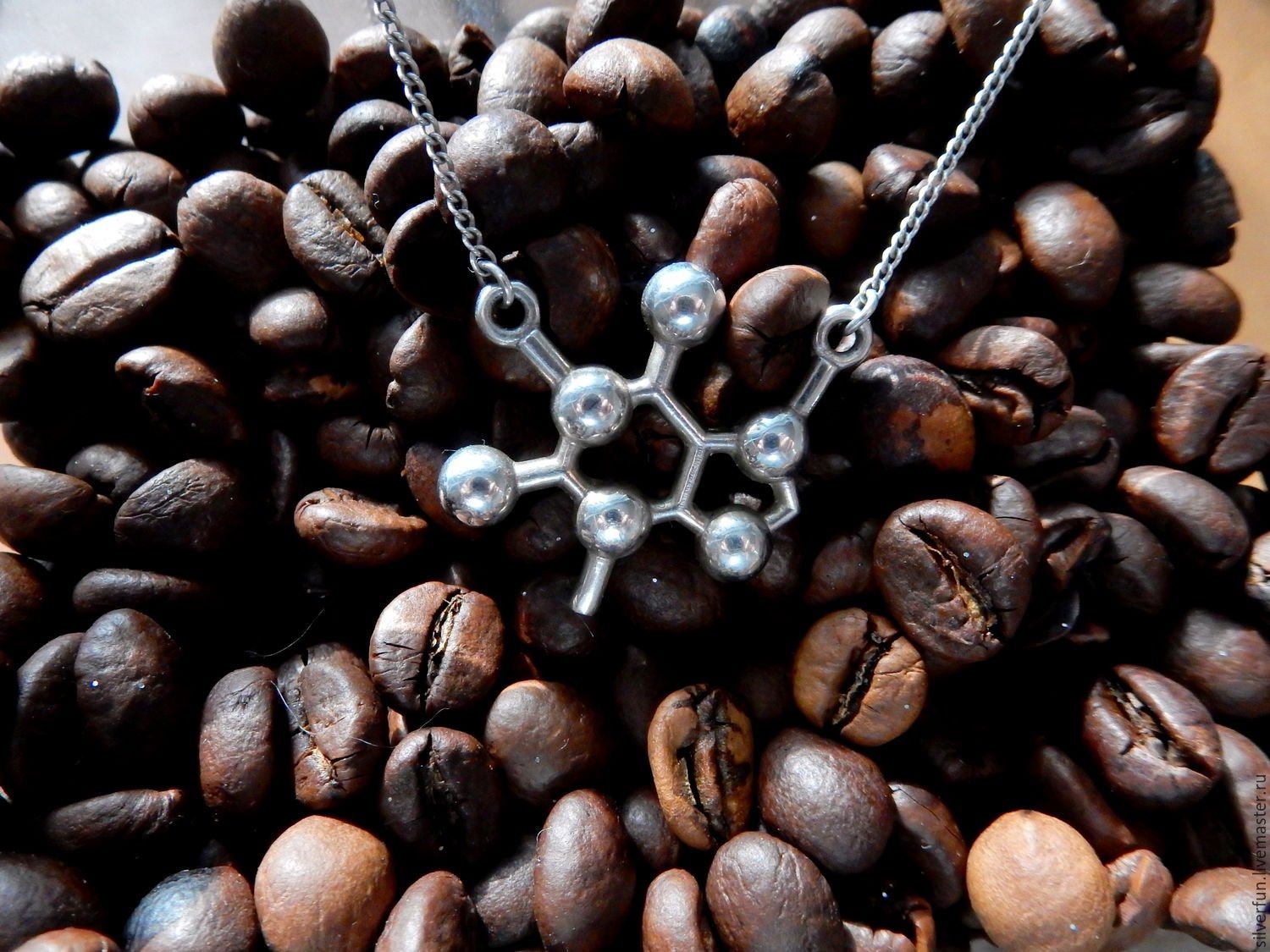 Кофеин фото. Кофеин. Цепь кофейное зерно. Кофеин картинки. Подвеска кофеин.