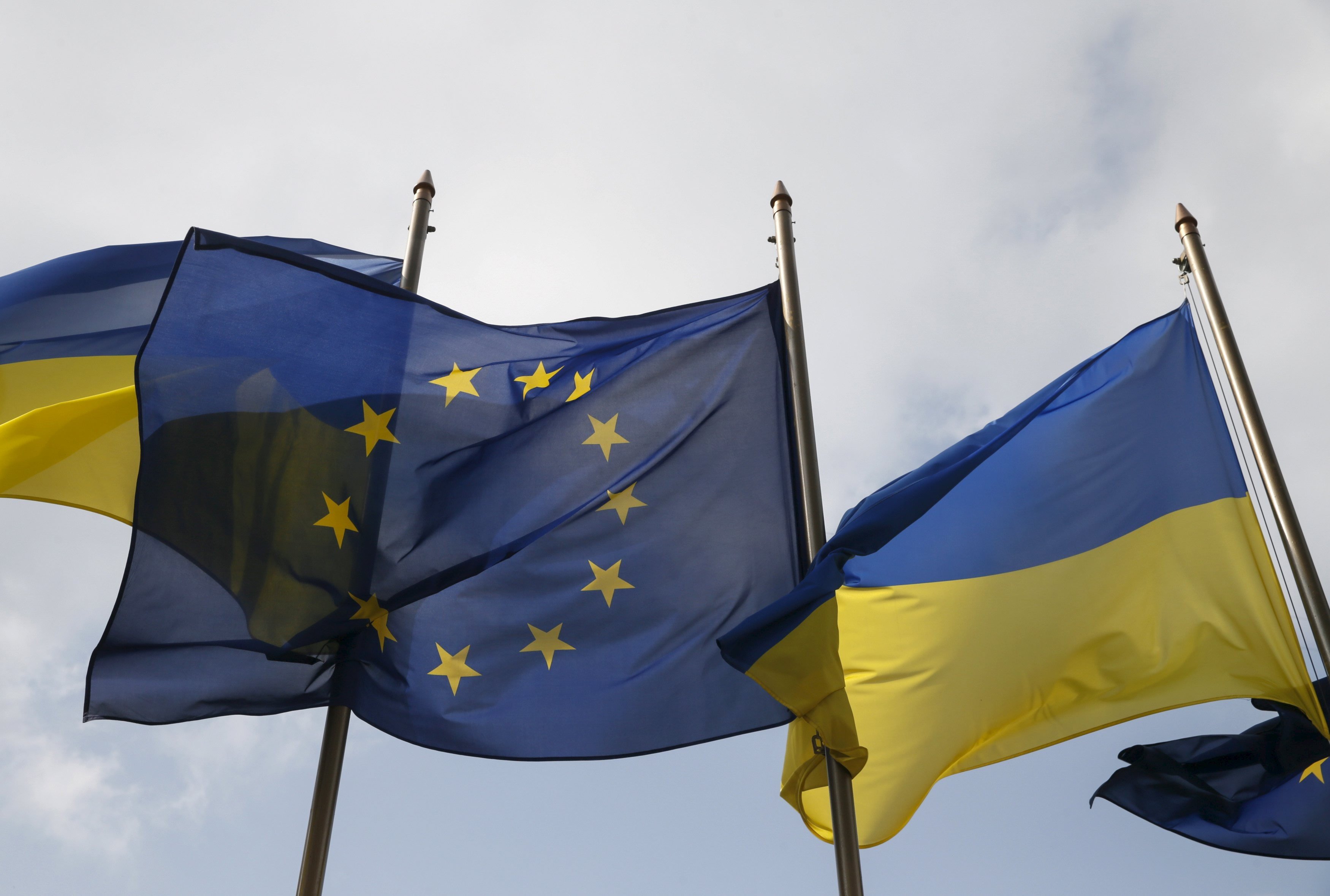 Украина получила статус. Украина и Европейский Союз. Флаг Украины и ЕС. Еврокомиссия флаги Украины. Флаг Украины ЕС НАТО.