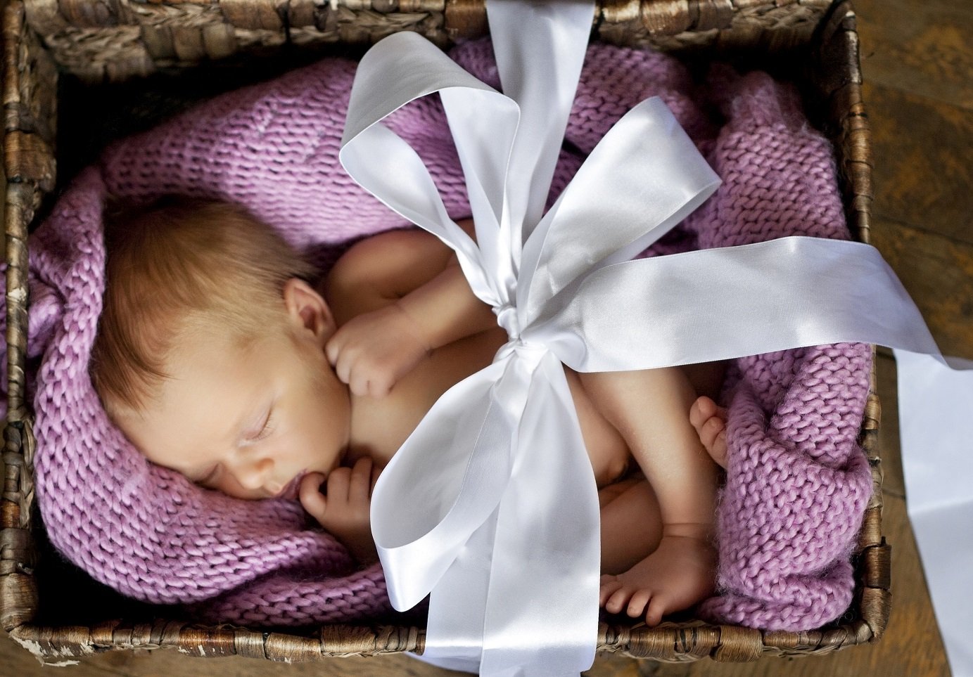 Младенец в подарочной коробке