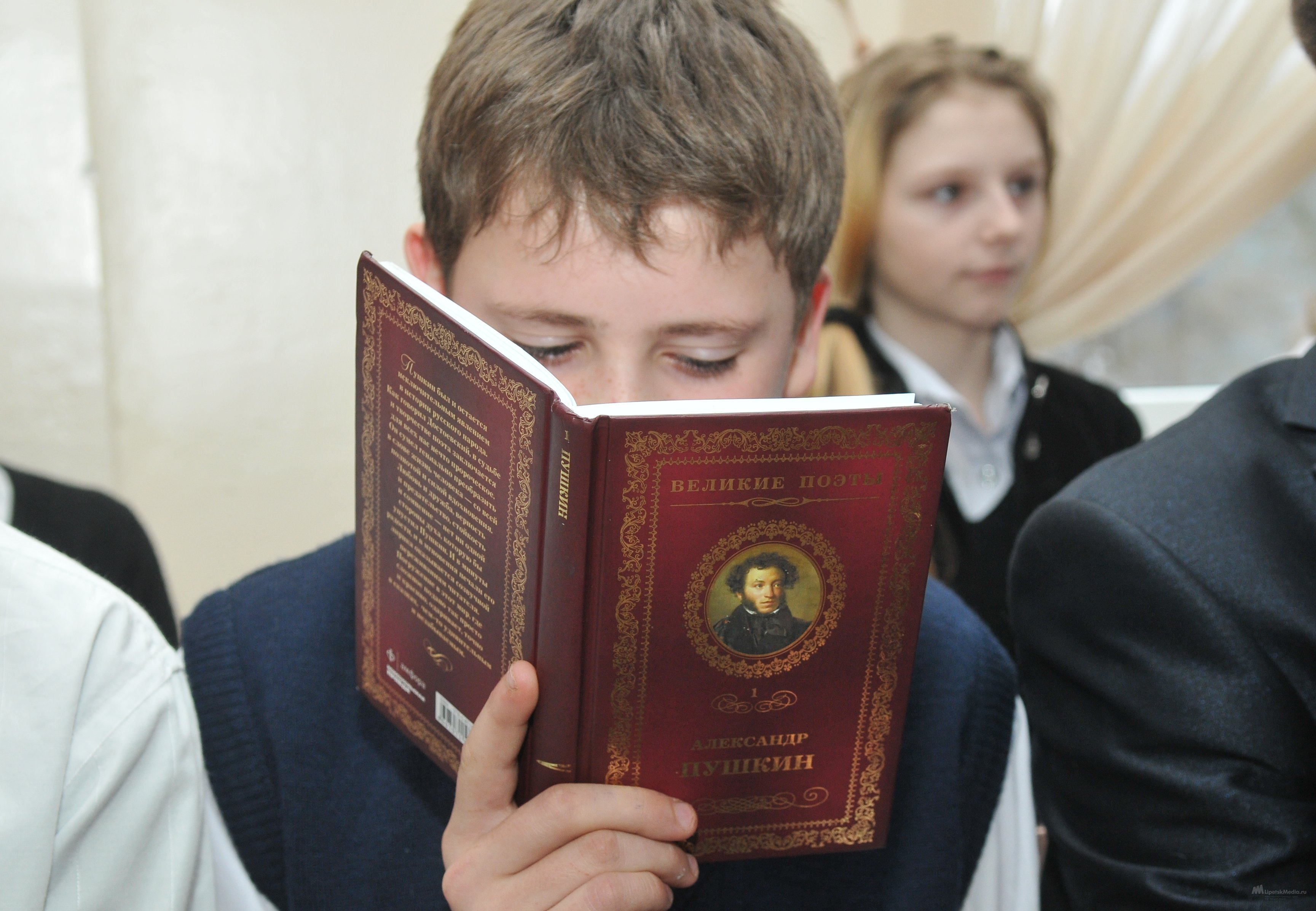 Читаем пушкина 2024. Школьник читает книгу. Дети читают Пушкина. Человек читает Пушкина. Книги Пушкина для детей.