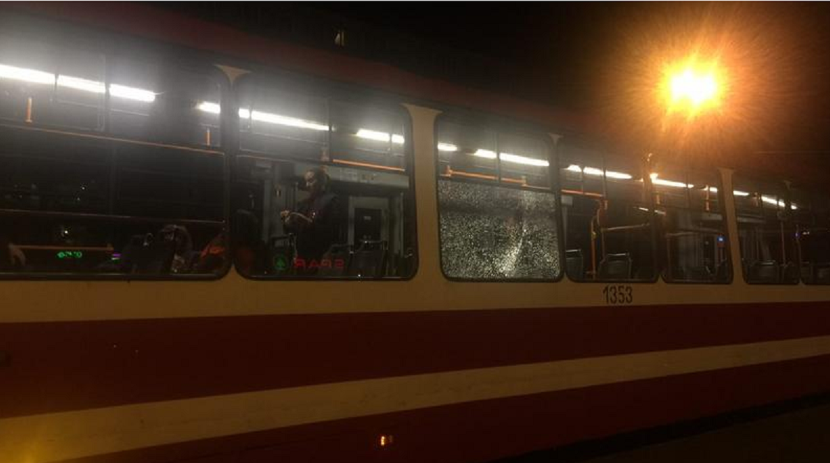 Обстрел трамвая с автомата Донецке. Новости сегодня Волгоград трамвай обстреляли.
