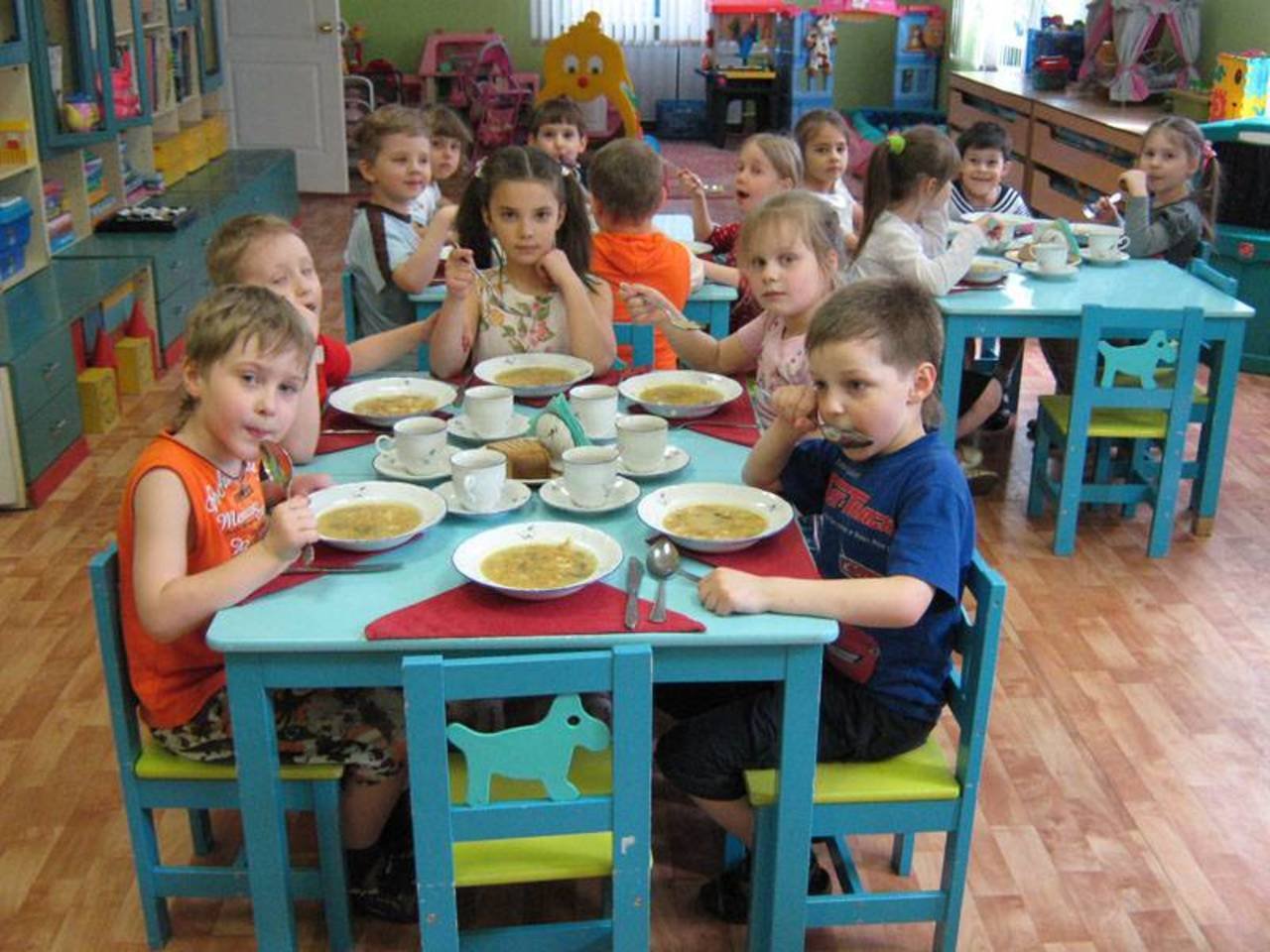 Что едят в садике. Дети в детском саду. Обед в детском саду. Завтрак в детском саду. Завтрак детей в детском саду.