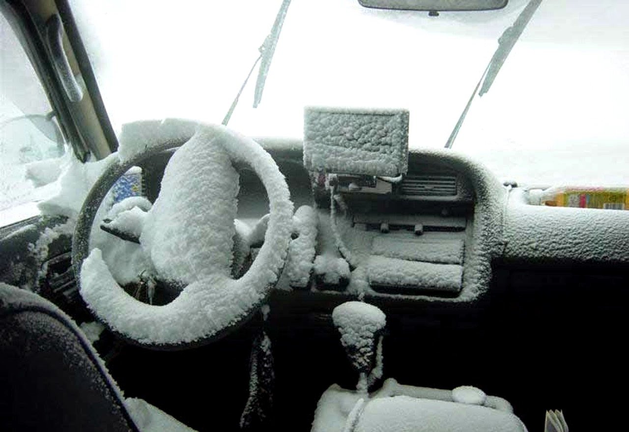 Почему в машине тепло. Замерзший салон автомобиля. Зим автомобиль салон. Холодно в машине. Снег в салоне автомобиля.