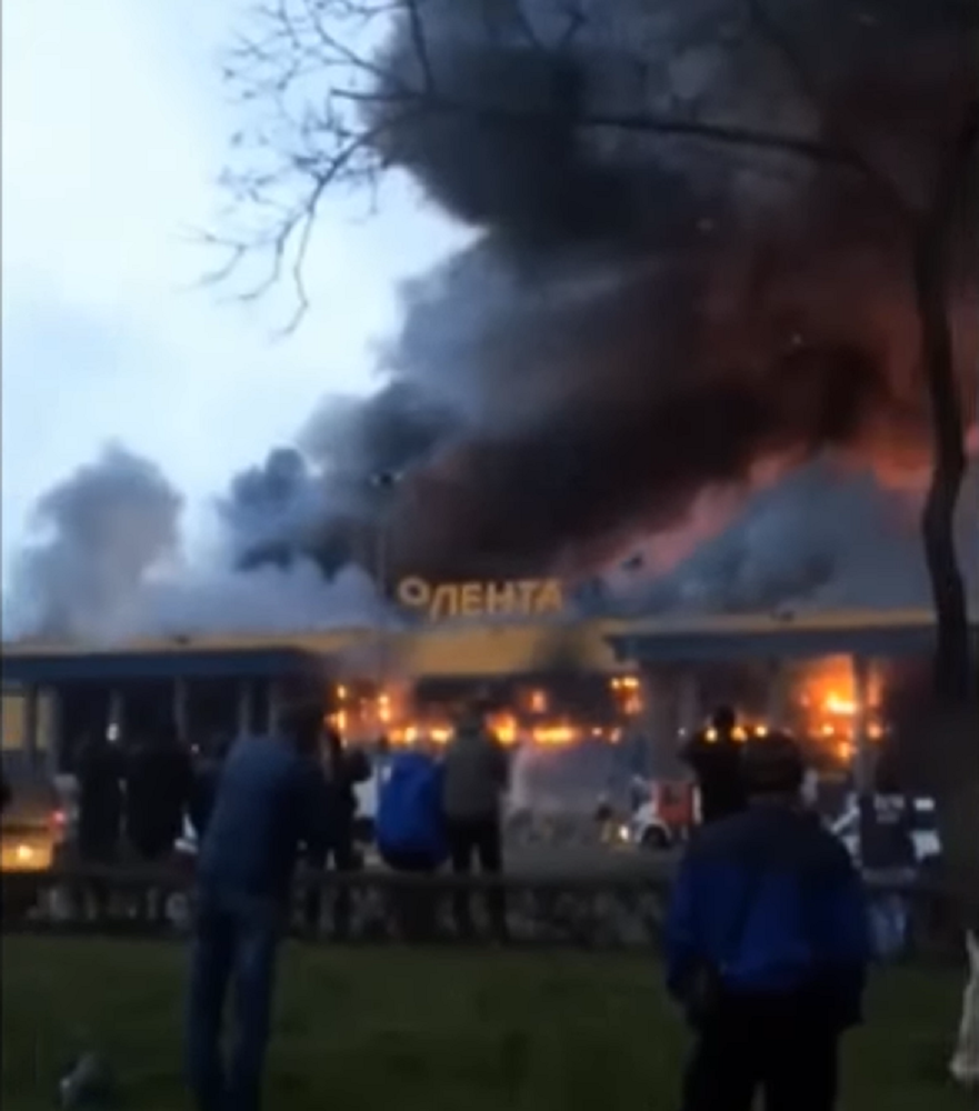 Пожар в гипермаркете лента в Петербурге. Пожар в ленте на Обводном. Пожар в ленте в Санкт Петербурге. Сгоревшая лента в СПБ.