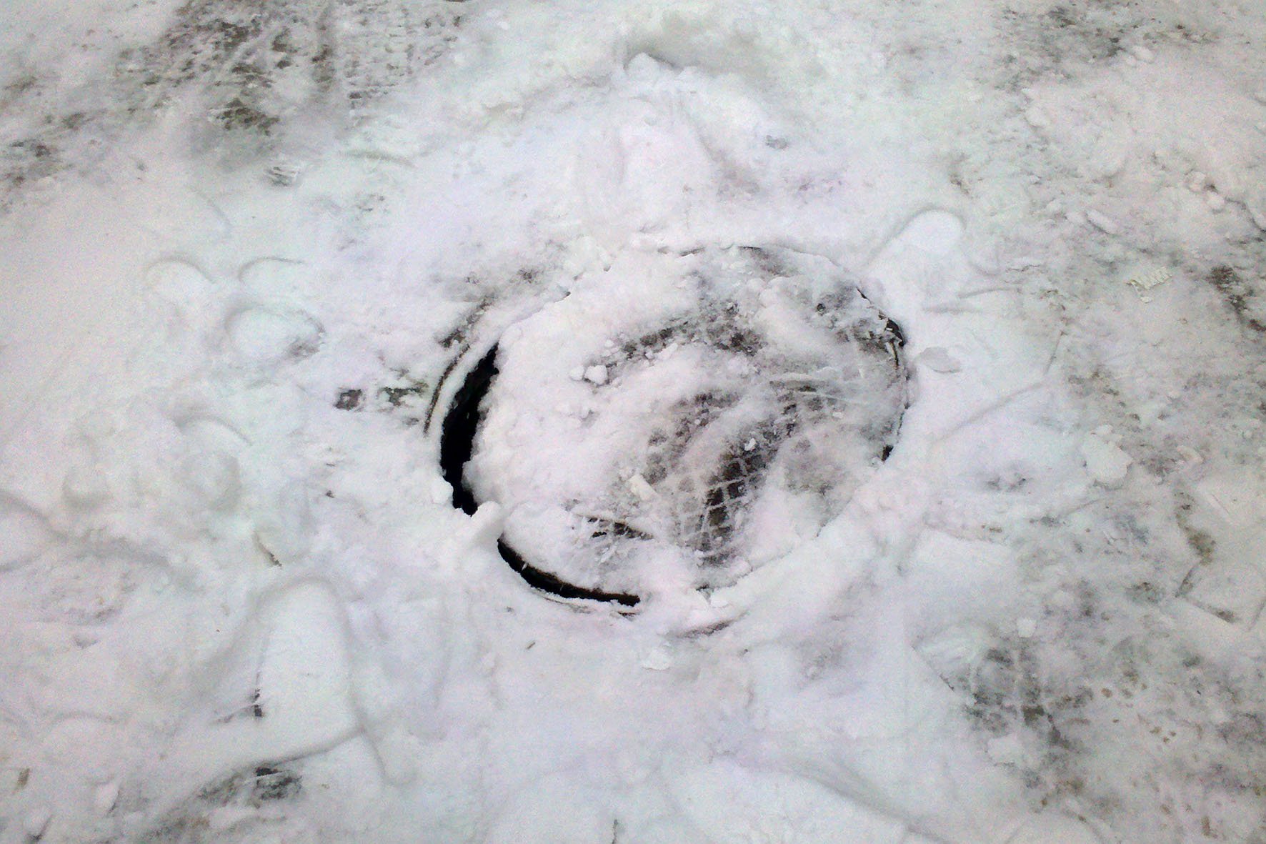 Что спрятано в снегу. Канализационный люк зимой. Люк в снегу. Открытый люк зимой. Открытый колодец зимой.
