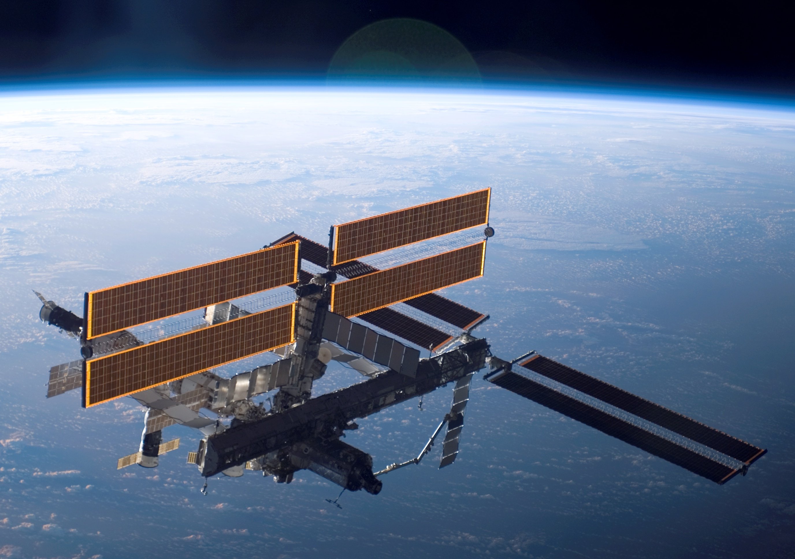 Какая космическая станция сейчас работает. Орбитальная станция МКС. Международной космической станции МКС 4 класс. Окружающий мир 4 класс Международная Космическая станция МКС. МКС 2006.