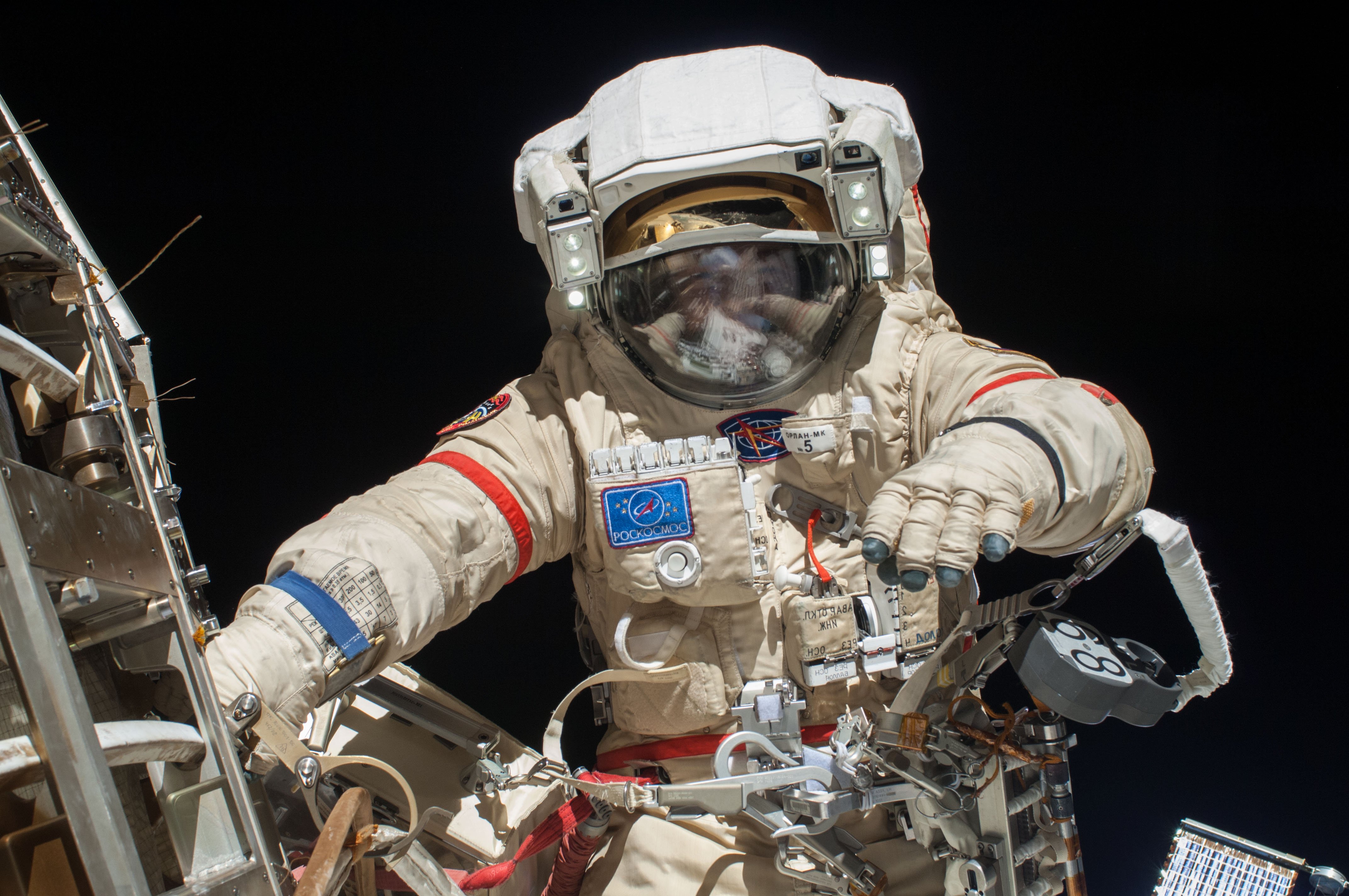 Первый астронавт в открытом космосе. Скафандр Космонавта Орлан МКС. Скафандр Космонавта Роскосмос. Скафандр Орлан дм. Скафандр МКС США.