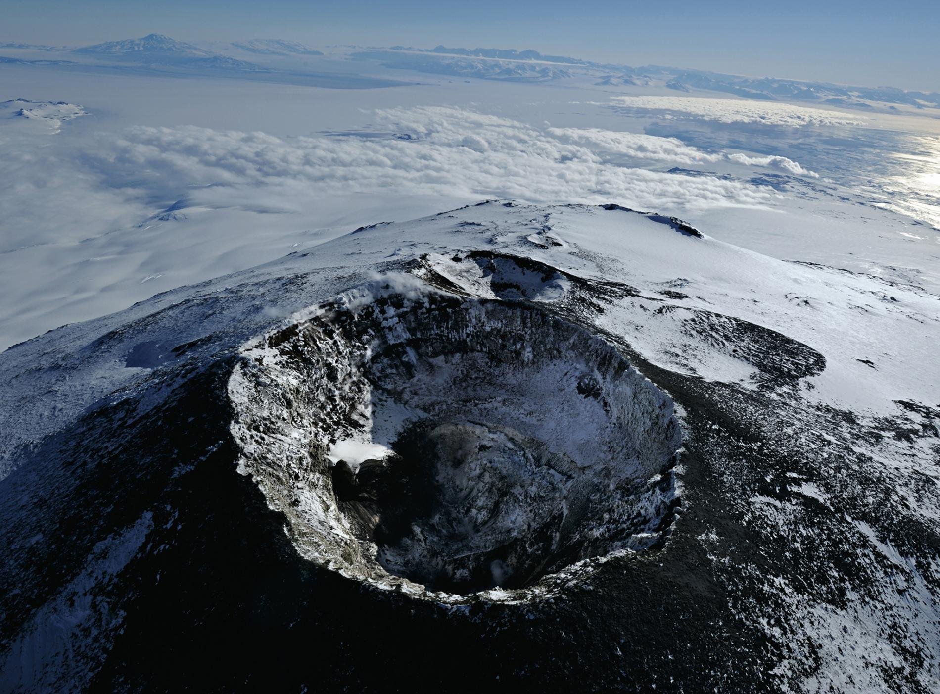Вулкан эребус в антарктиде координаты. Вулкан Эребус в Антарктиде. Вулкан Эребус кратер. Гора Эребус Антарктида. Ребусы с ё.
