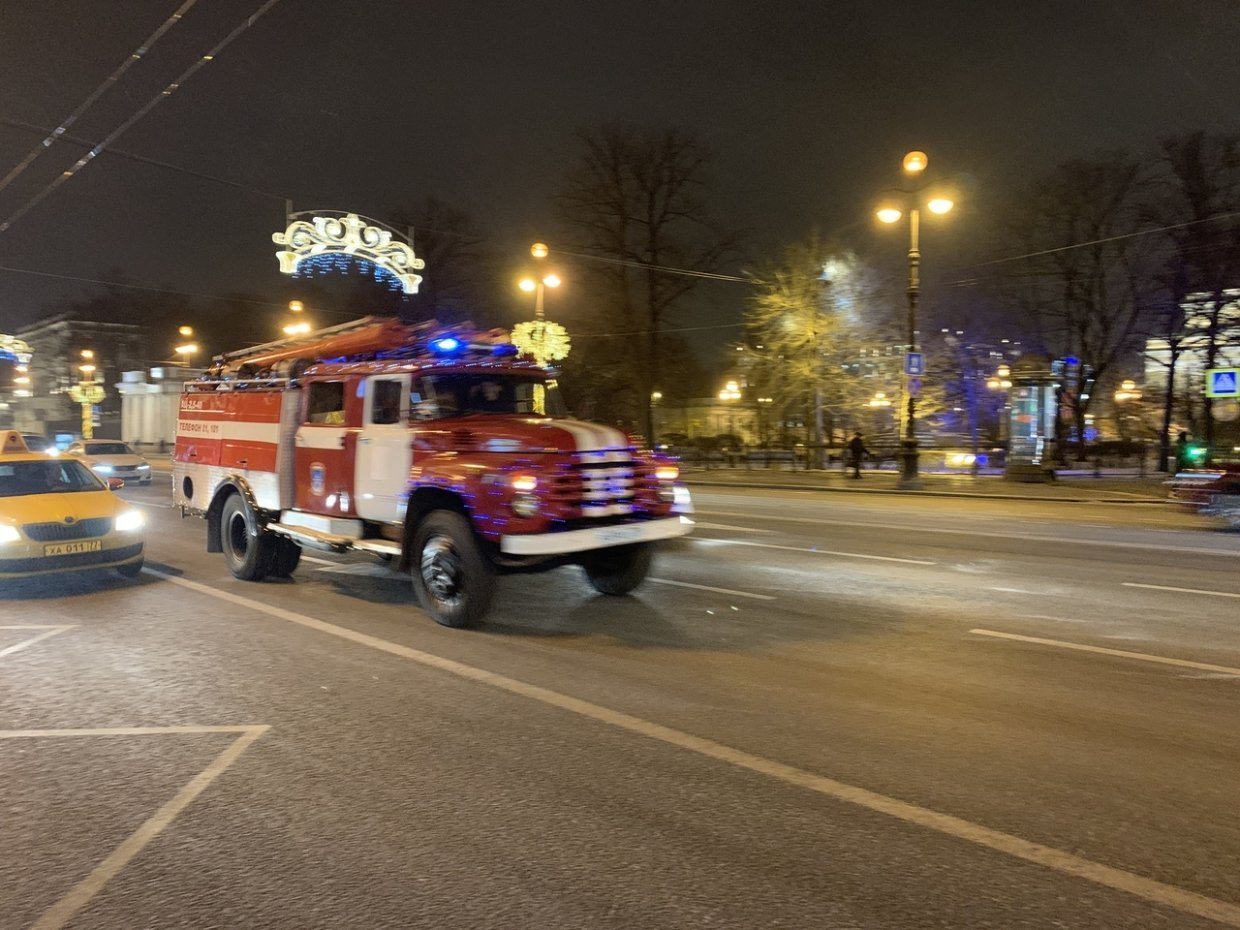 Петербуржцы на Невском «выловили» предновогоднюю пожарную машину