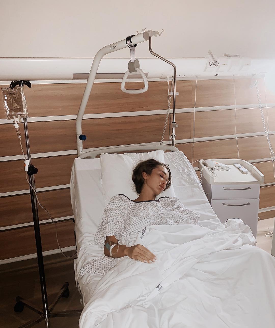 Фото девушки на больничной койке без лица