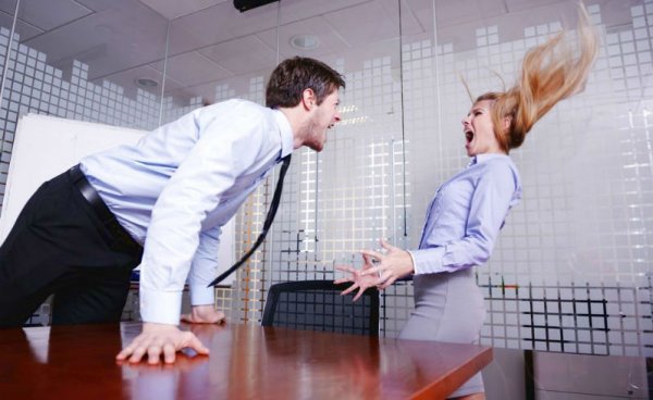 Грубость на работе вызывает бессонницу у работников и их романтических партнеров