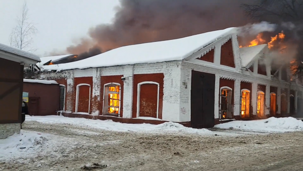 Пожар бывшей ткацкой фабрики в Орехово-Зуево достиг площади 500 кв. метров