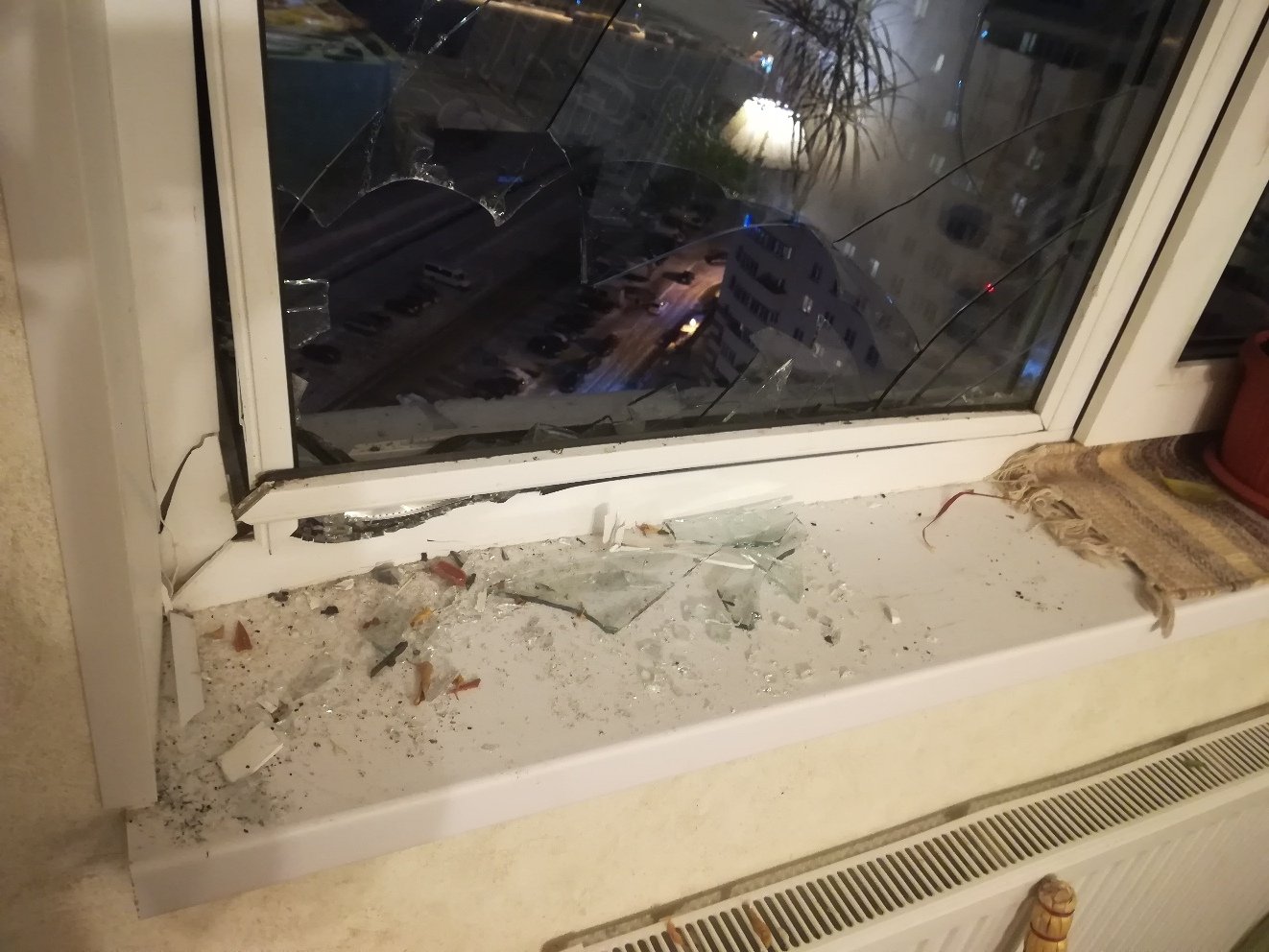 Разбить стекло дома. Разбитое окно в квартире. Разбитые стеклопакеты. Разбитое пластиковое окно. Окно разбито пластиковое.