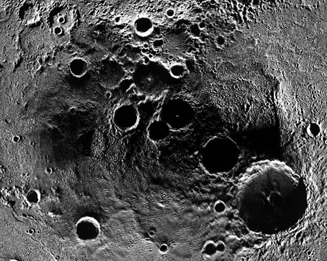 Кратеры меркурия. Кратеры на Меркурии. Меркурий поверхность планеты. Меркурий кратер Калорис. Меркурий снимки поверхности.