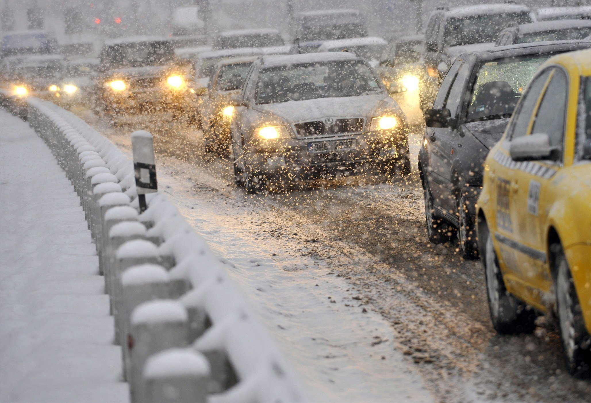 Наличие снега на дорогах. Снег на дороге. Затор на дороге зимой. Снег на дороге в городе. Зимние московские дороги.