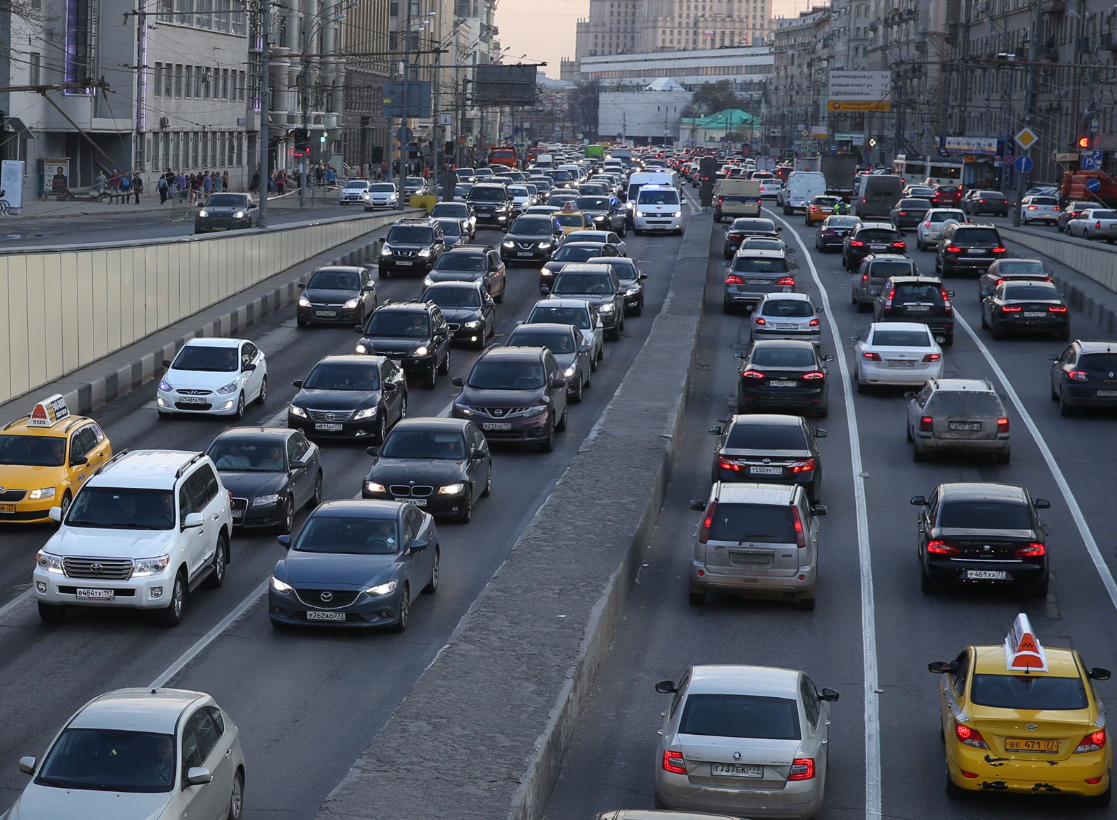 Движение без авто. Автомобильный транспорт. Поток машин. Машины в Москве. Пробка машин.