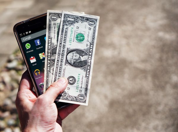 Эксперт спрогнозировал рост цен на все смартфоны в 2019 году