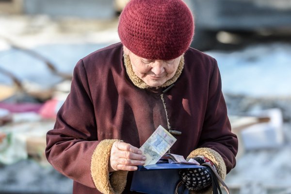 Медведчук: На Украине в два раза сократили пенсии
