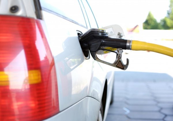 Медведев: Правительство контролирует ситуацию с ценами на бензин