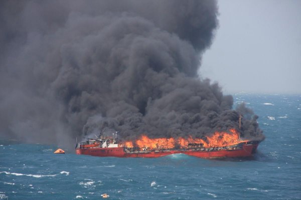 В Керченском проливе полыхают огнём два корабля