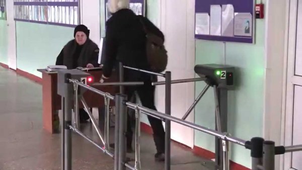 Школьников из Усть-Илимска не пускали в школу из-за неоплаченных пропусков
