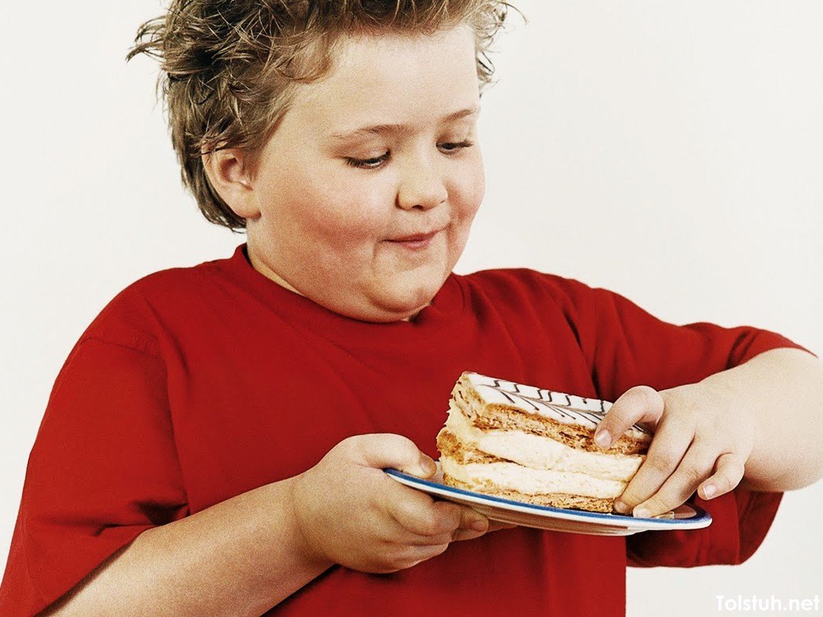Полненький мальчик. Ожирение у подростков. Избыточный вес у детей.