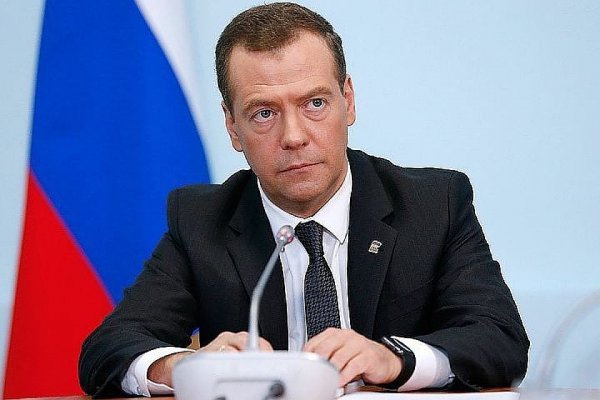 Медведев поручил до 1 мая разработать меры по увеличению доходов россиян