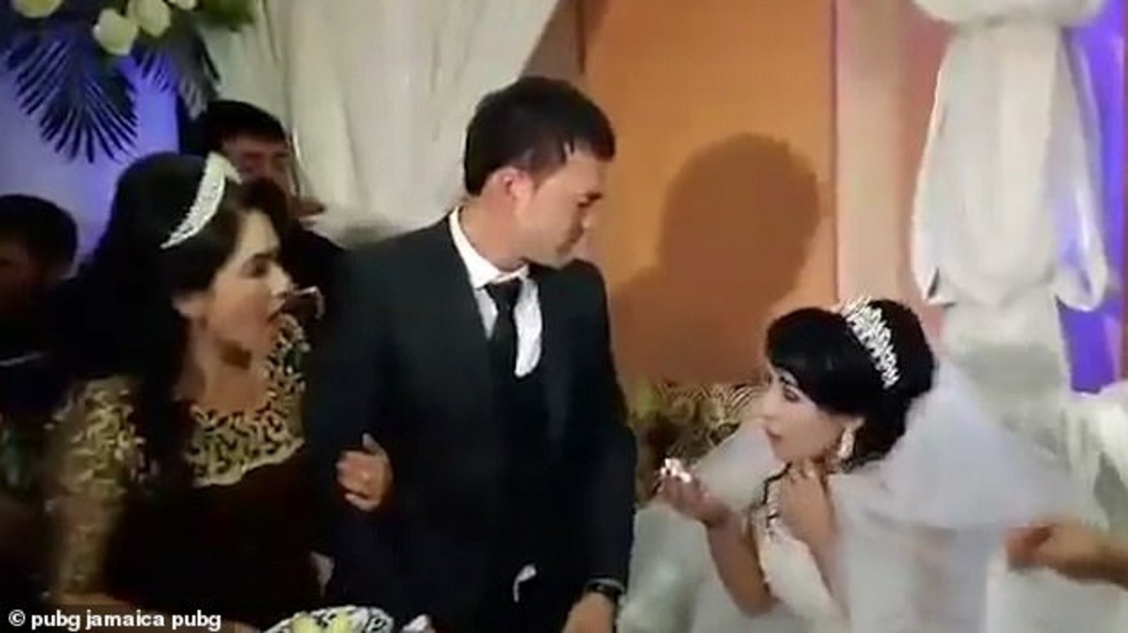 Невеста узбекистан жених. Узбекская свадьба ударил невесту. Жених ударил невесту. Ударил невесту на свадьбе. Жених ударил невесту на свадьбе в Узбекистане.