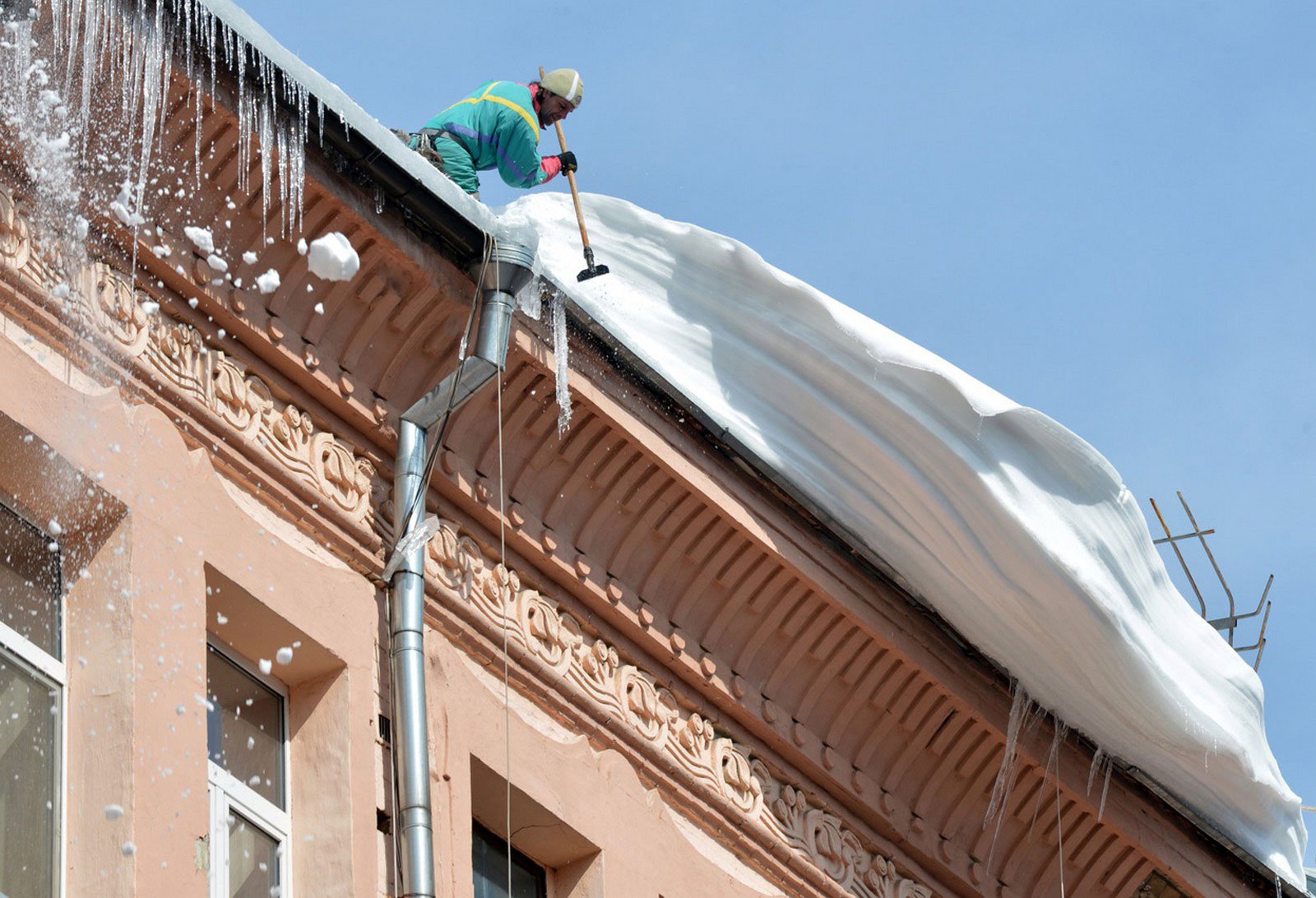 Очистка дома от снега. Снег на крыше. Наледь на крыше. Чистка крыш. Очистка крыш от снега и сосулек.